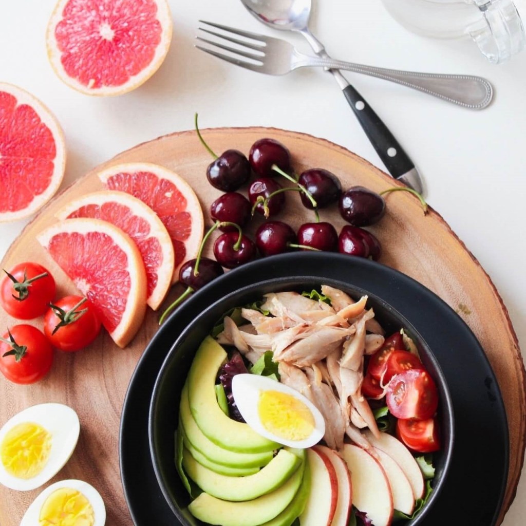 bowl-of-vegetable-salad-and-fruits-936611 (2)